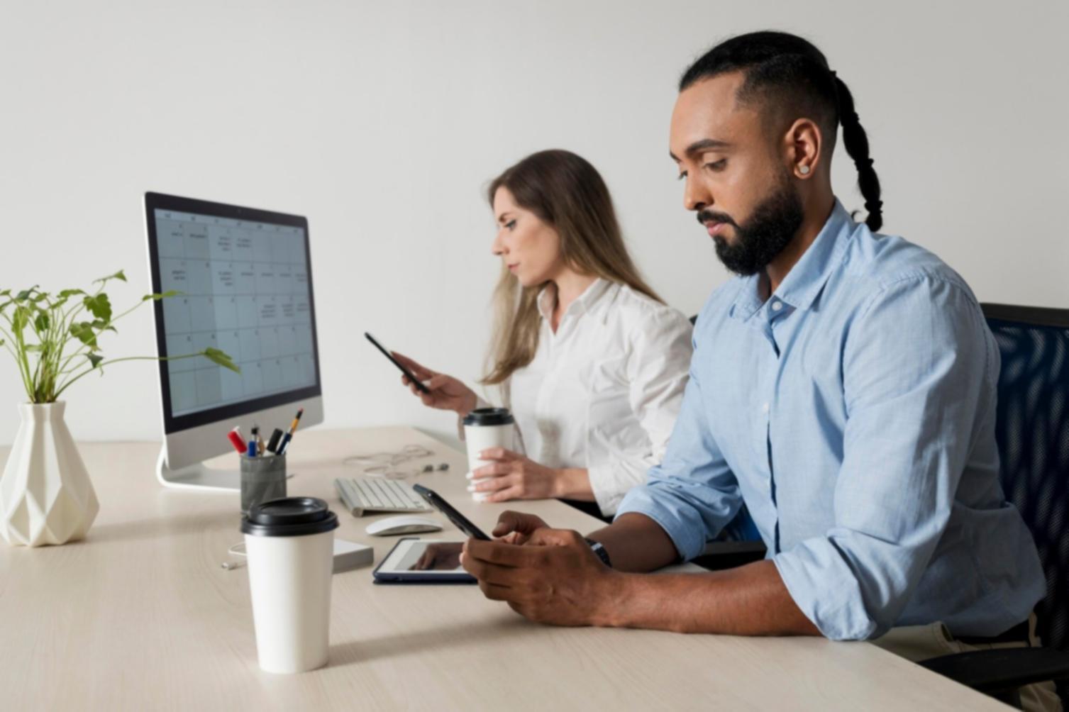 Detailaufnahme verschiedener Nageldesign-Techniken und Werkzeuge